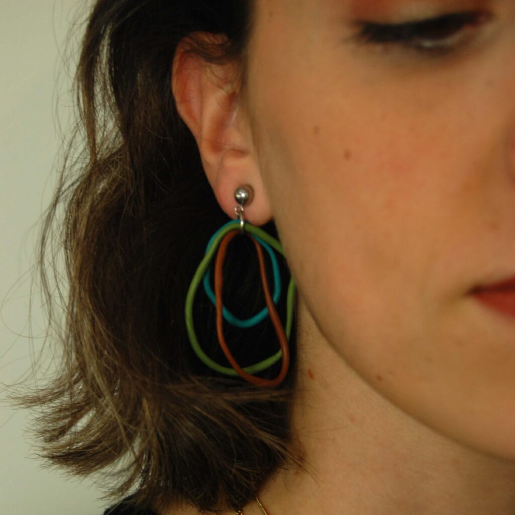 Sarabia marrón, azul y verde